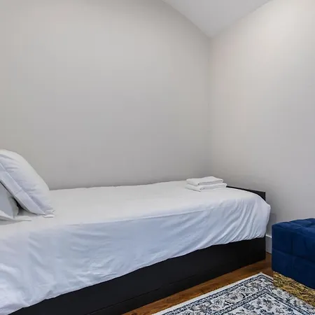 Apartment Cozy & Lovely W/ Patio By Lovelystay *